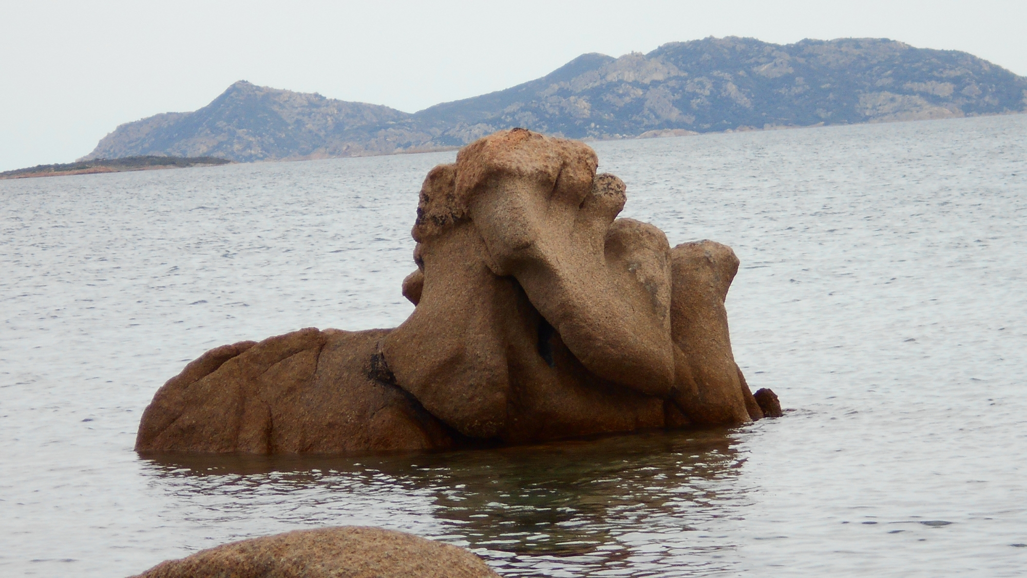 cerdeña - sardegna - sardenya - murta maria - costa smeralda - olbia - sas enas appara - playas de cerdeña - formas de las rocas - rocas de cerdeña